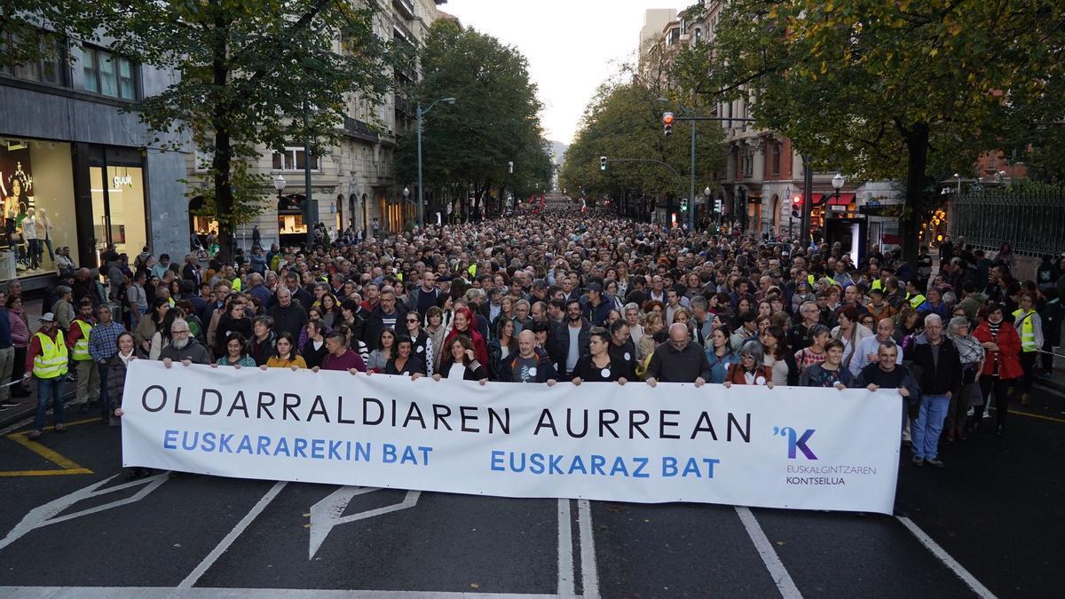 Miles de personas se manifiestan en Bilbao contra los ataques judiciales al euskera