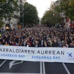 Miles de personas se manifiestan en Bilbao contra los ataques judiciales al euskera