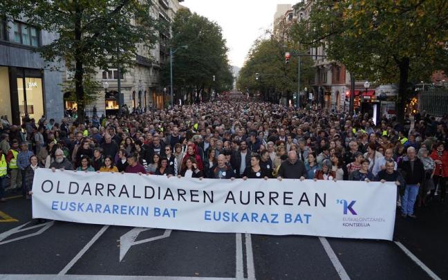 Miles de personas se manifiestan en Bilbao contra los ataques judiciales al euskera Miles de personas se manifiestan en Bilbao contra los ataques judiciales al euskera
