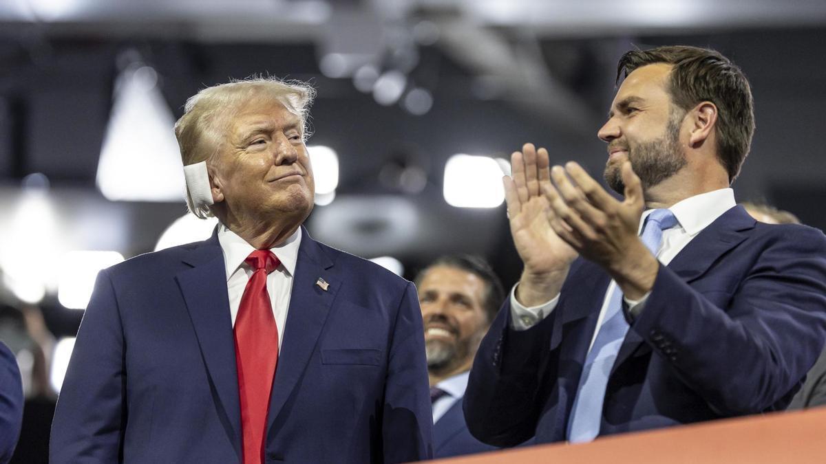 Trump junto a su candidato a vicepresidente, el senador de Ohio J.D. Vance, en la convención de Milwaukee.