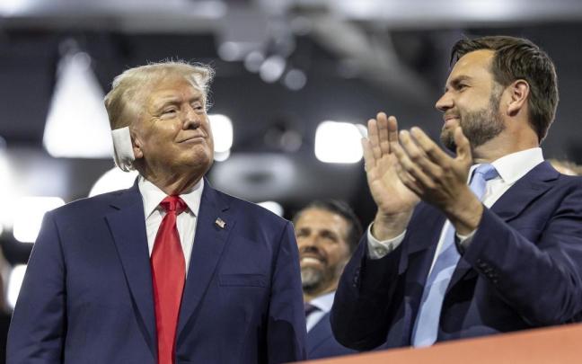 Trump junto a su candidato a vicepresidente, el senador de Ohio J.D. Vance, en la convención de Milwaukee.