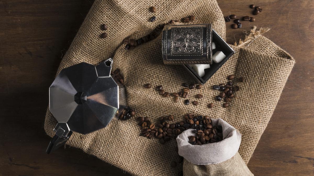 Utensilios para el café en una imagen de archivo.