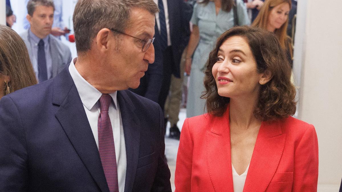 Alberto Núñez Feijóo e Isabel Díaz Ayuso, durante un desayuno informativo