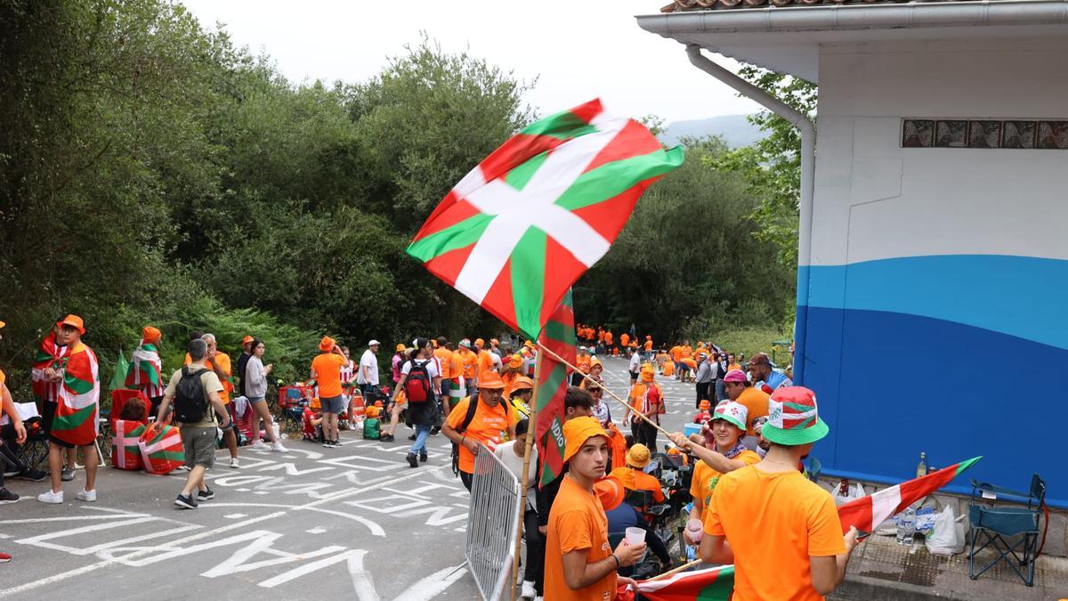 Los aficionados calientan motores en Pike Bidea