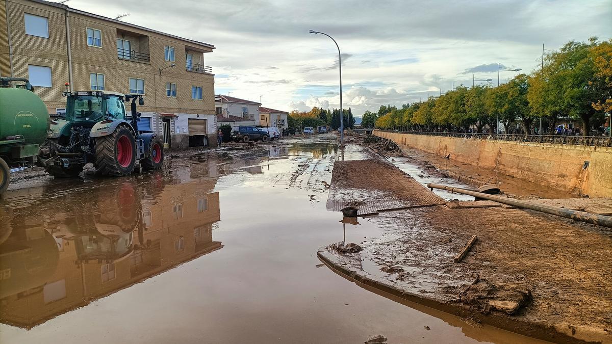 Un tractor colabora en la limpieza de las calles, a 1 de noviembre de 2024, en Utiel, Valencia