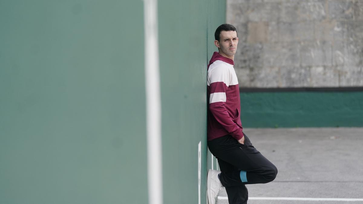 Jokin Altuna posa en la plaza de Amezketa antes de la final del Manomanista de 2025 ante Artola.