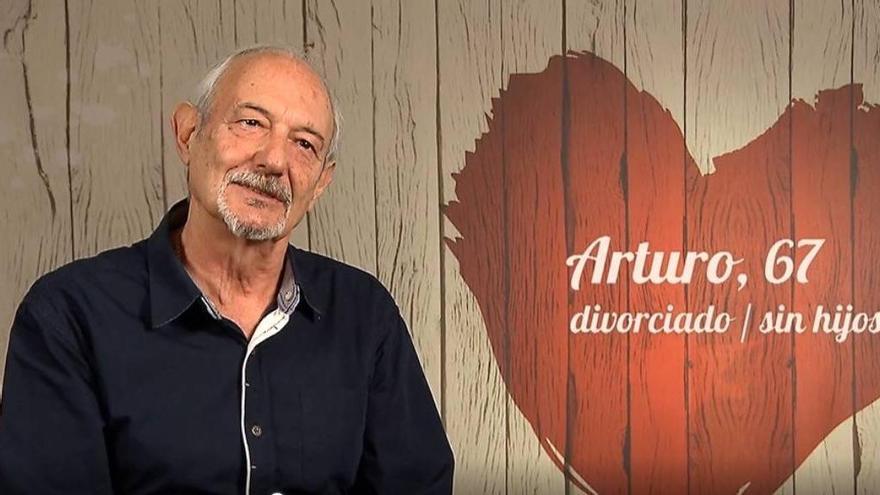 Arturo acude a 'First Dates' para encontrar una mujer con quien divertirse y compartir sus pasiones.