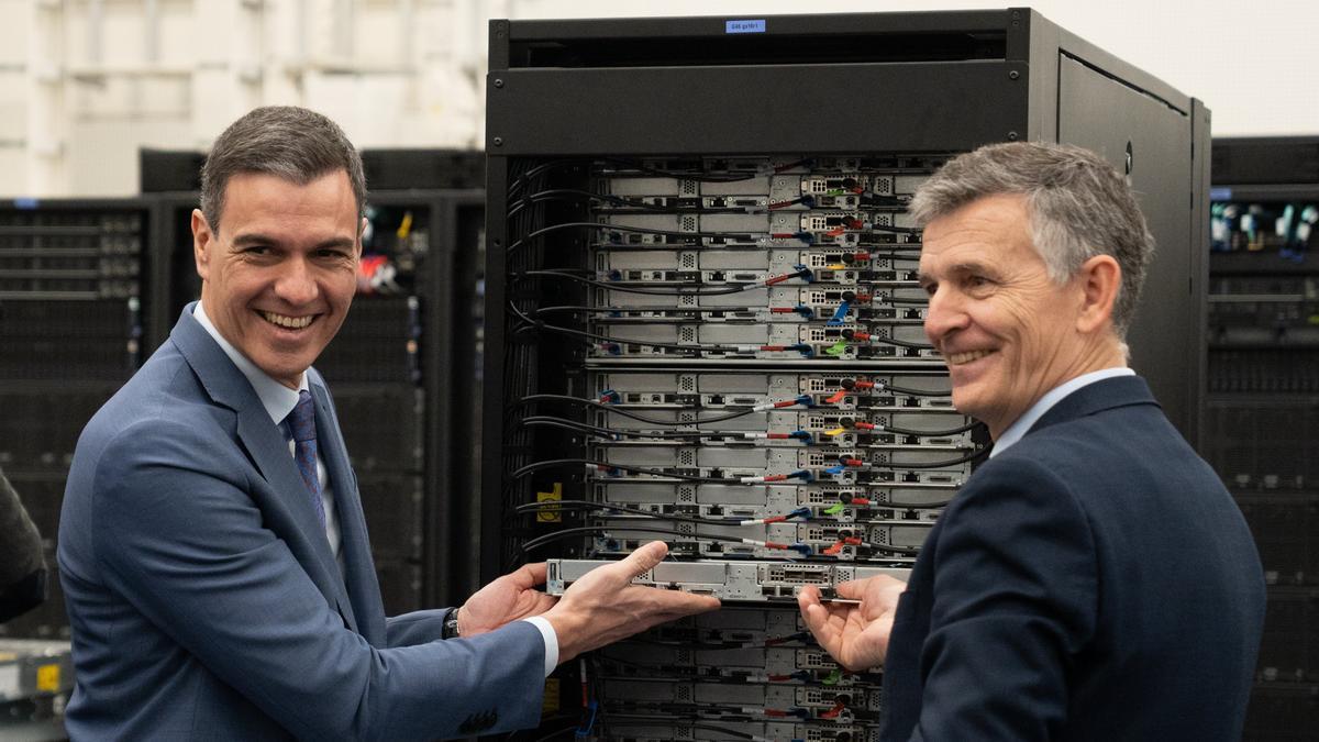 El presidente del Gobierno, Pedro Sánchez (i) y el director de Operaciones del Barcelona Supercomputing Center, Sergi Girona (d), durante su visita al superordenador MareNostrum 5, en el Barcelona Supercomputing Center-Centro Nacional de Supercomputa