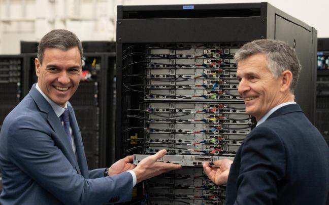 El presidente del Gobierno, Pedro Sánchez (i) y el director de Operaciones del Barcelona Supercomputing Center, Sergi Girona (d), durante su visita al superordenador MareNostrum 5, en el Barcelona Supercomputing Center-Centro Nacional de Supercomputa
