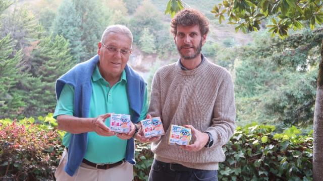 Guillermo y Pablo Lamsfus, con dos tarrinas de helado para perros.