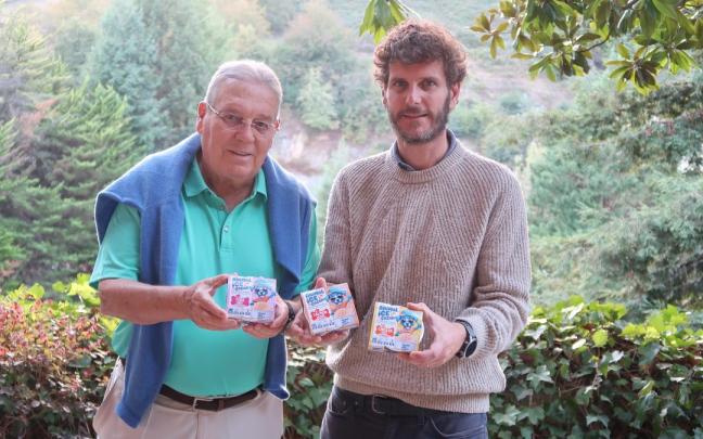 Guillermo y Pablo Lamsfus, con dos tarrinas de helado para perros.