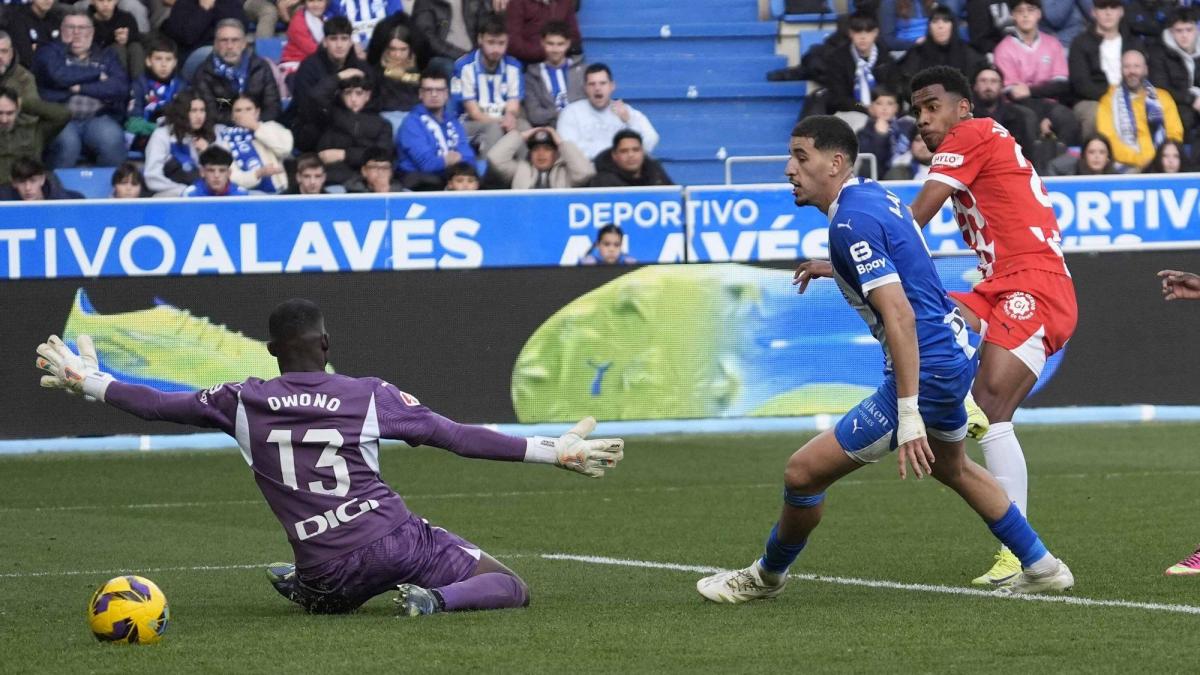 La acción del gol del Girona frente al Deportivo Alavés. Foto: DNA