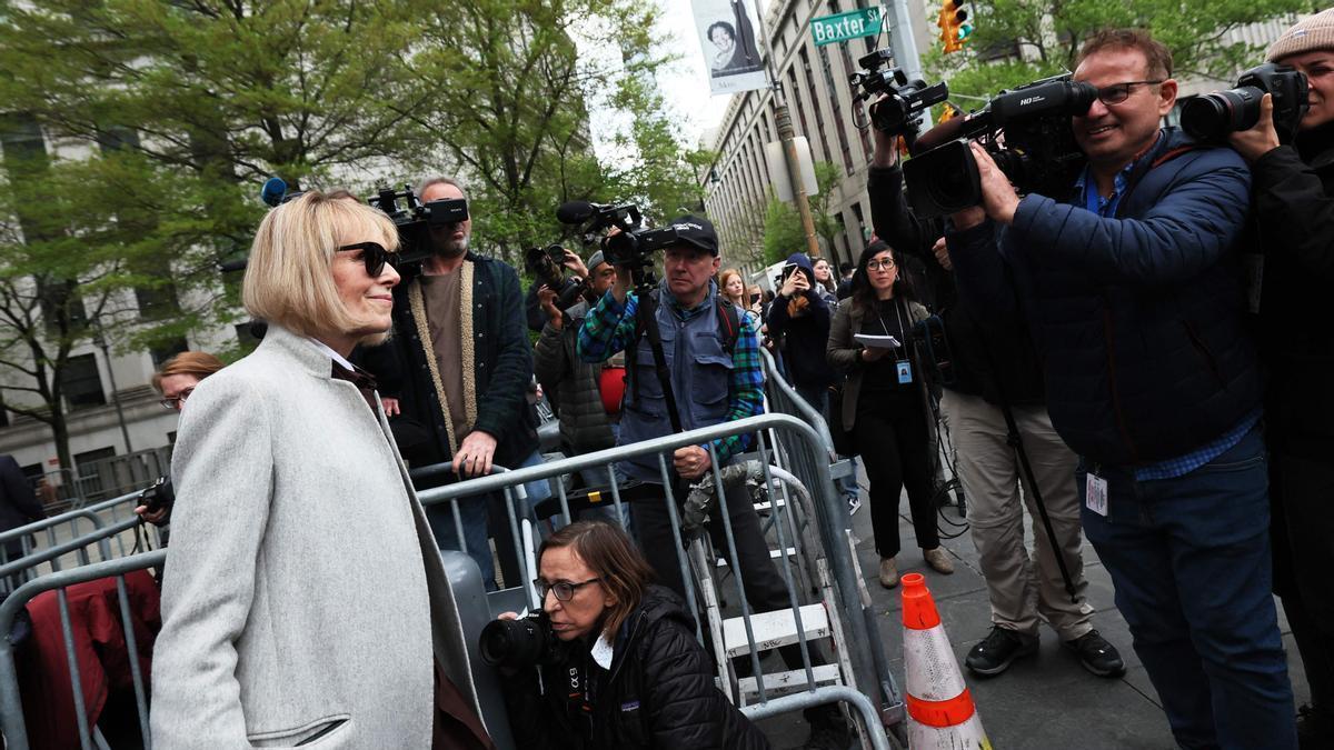 E. Jean Carroll a su llegada a los juzgados al inicio del juicio..