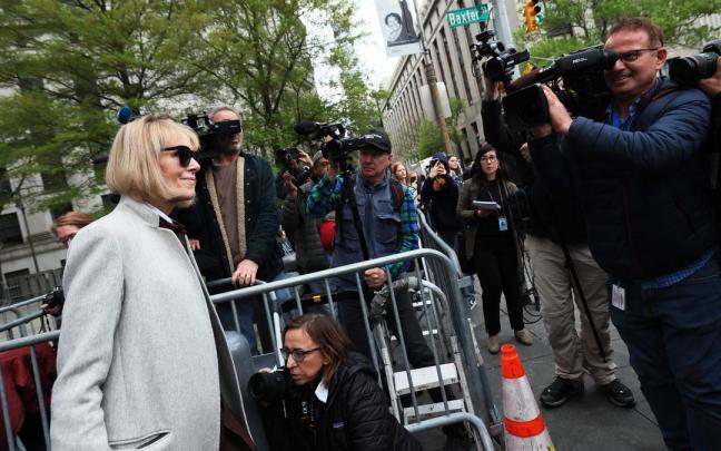 E. Jean Carroll a su llegada a los juzgados al inicio del juicio..