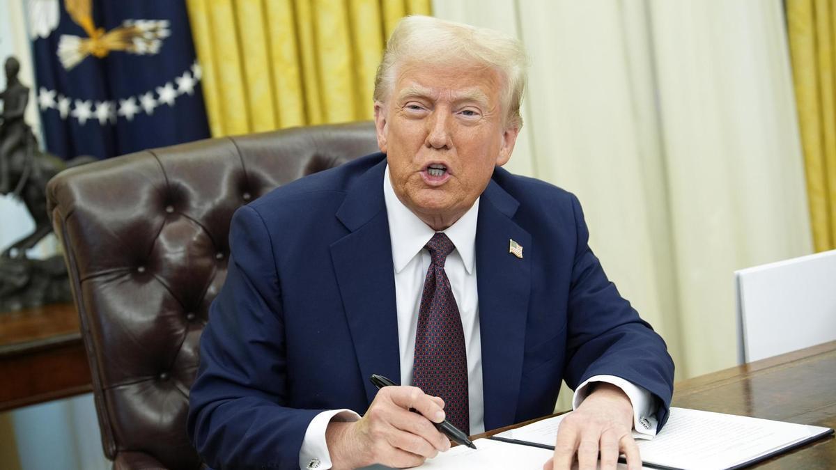 El presidente estadounidense, Donald Trump, firmando órdenes ejecutivas en el Despacho Oval