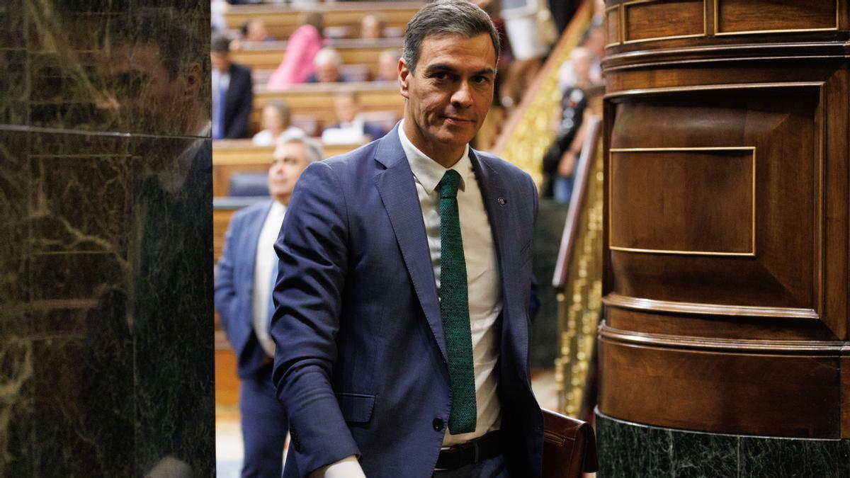 Pedro Sánchez abandonando el Congreso de los Diputados.