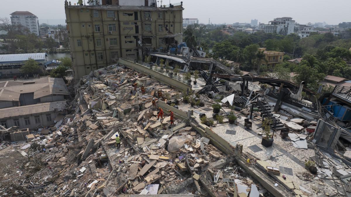 Un edificio destruido en la ciudad de Mandalay tras el terremoto de magnitud 7,7 en la escala abierta de Richter registrado el 28 de marzo en Birmania