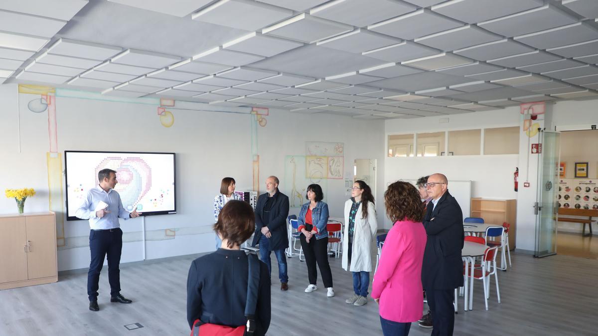 El consejero de Educación, Carlos Gimeno, en la visita al aula Ikasnova del CP Alfonso X el Sabio de San Adrián.