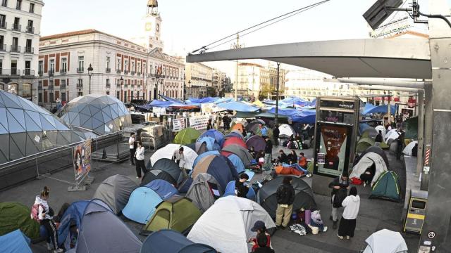 En imágenes: Más de mil acampados en Sol tras la tercera noche de protestas