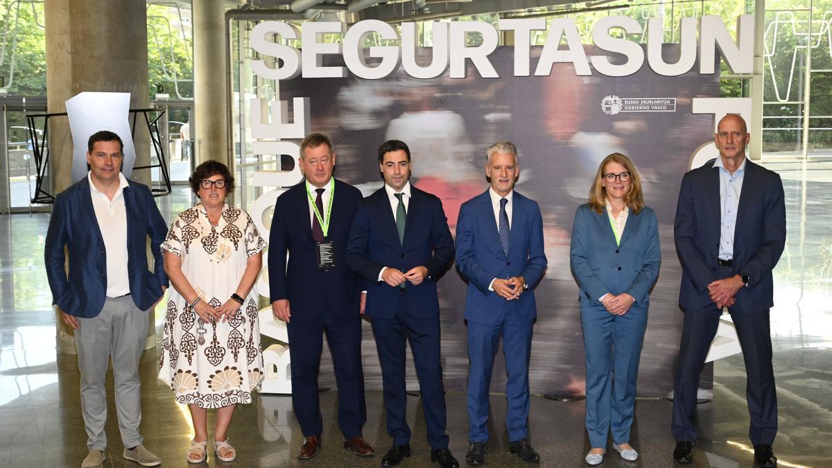 El lehendakari Pradales y el consejero Bingen Zupiria, en el foro de Seguridad, con el presidente del TSJPV, Iñaki Subijana