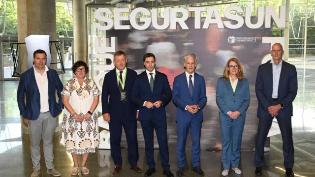 El lehendakari Pradales y el consejero Bingen Zupiria, en el foro de Seguridad, con el presidente del TSJPV, Iñaki Subijana / Europa Press El lehendakari Pradales y el consejero Bingen Zupiria, en el foro de Seguridad, con el presidente del TSJPV, Iñaki Subijana