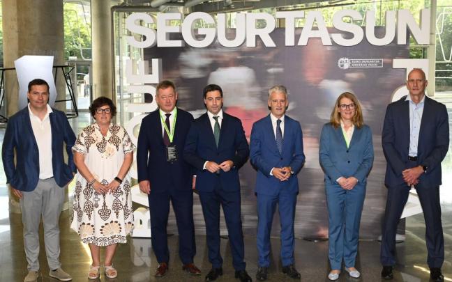 El lehendakari Pradales y el consejero Bingen Zupiria, en el foro de Seguridad, con el presidente del TSJPV, Iñaki Subijana