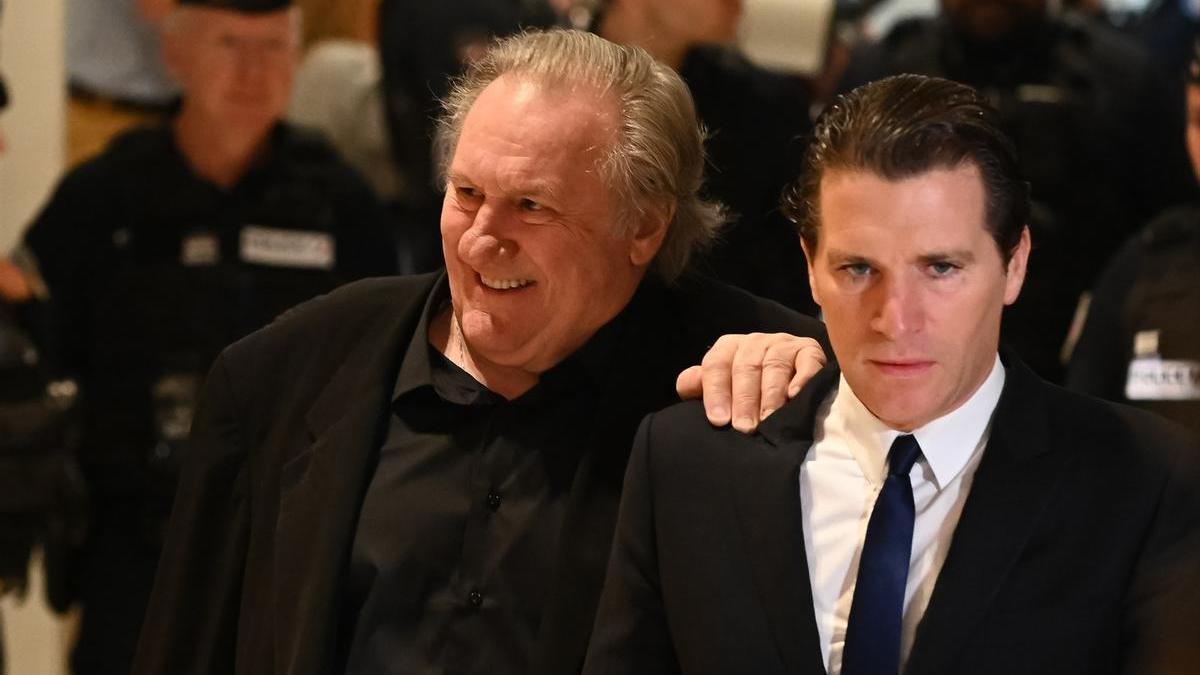 El actor francés Gérard Depardieu y su abogado, Jérémy Assous, en el Tribunal Correccional de París.