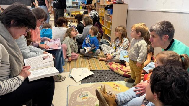Familias compartiendo una actividad de lectura