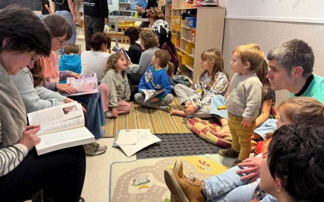Familias compartiendo una actividad de lectura
