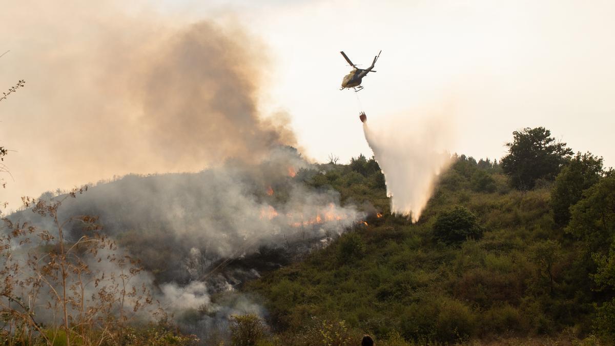 Un helicóptero trabaja en las tareas para la extinción del incendio, a 24 de agosto de 2025, en Molinaseca