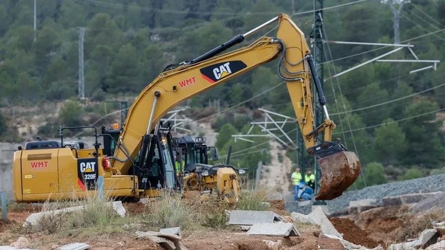 Operarios trabajan en las vías de AVE a su paso por Chiva