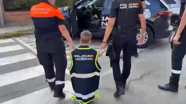 Bilal, junto a los agentes de la Policía Nacional.