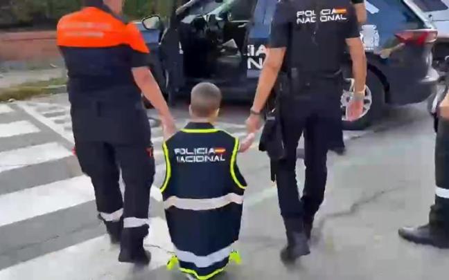 Bilal, junto a los agentes de la Policía Nacional.