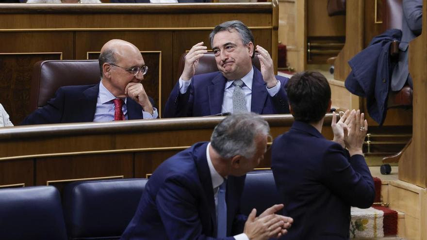 Largo aplauso del Congreso a Aitor Esteban en su última pregunta parlamentaria a Sánchez