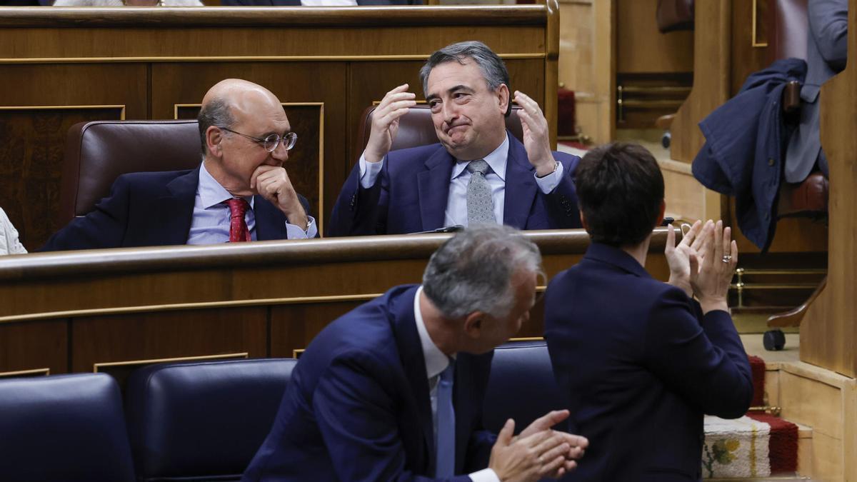 Aitor Esteban, emocionado tras la ovación.