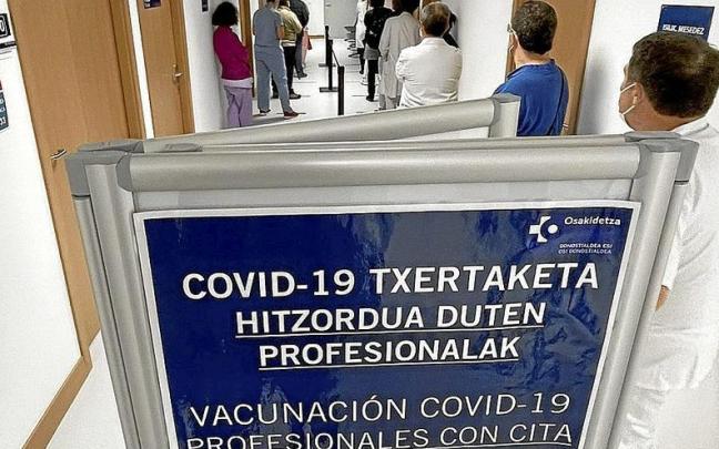 Los profesionales de Osakidetza fueron los primeros en recibir la tercera dosis.