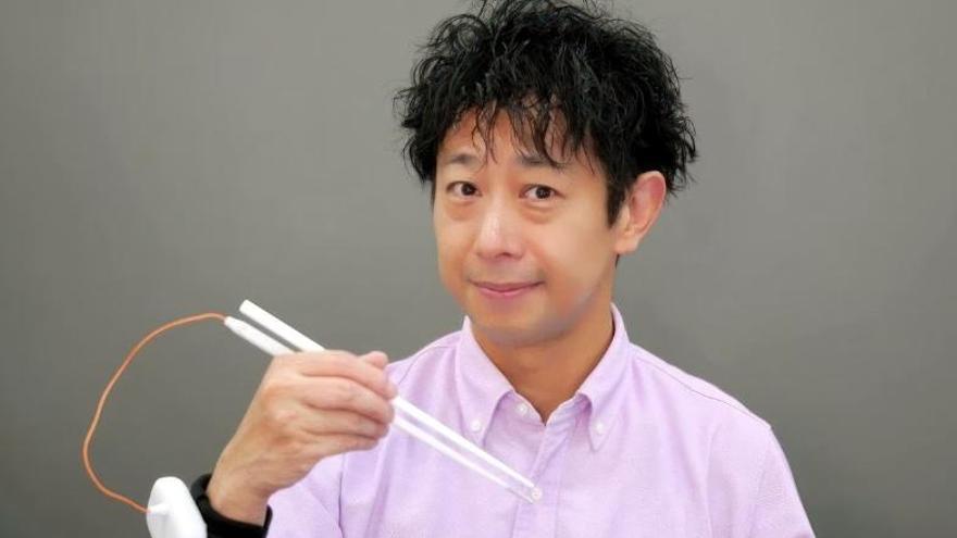El profesor Yoshiaki Miyashita de la Universidad Meiji sosteniendo los palillos