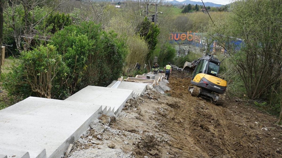 Obras de acondicionamiento del camino de Perrene