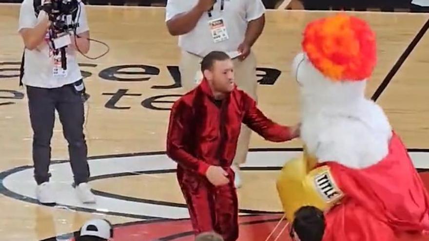 Conor McGregor agrede a la mascota de los Miami Heat.