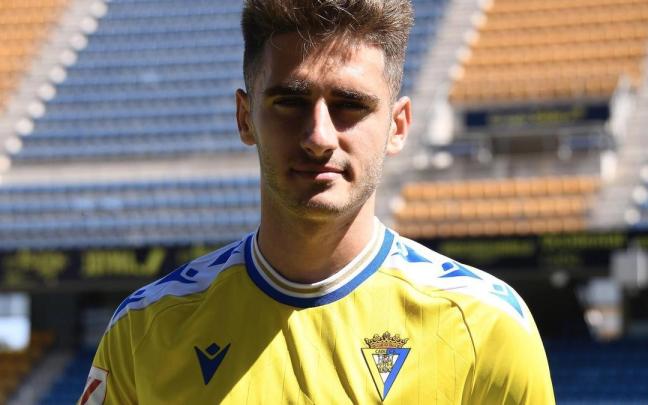 Robert Navarro posa con la elástica del Cádiz. / CF CÁDIZ TWITTER