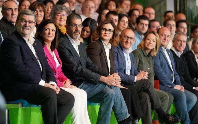 Juan Mari Aburto, Beatriz Artolazabal y Eneko Goia, con los candidatos a diputados generales Juan Mari Aburto, Beatriz Artolazabal y Eneko Goia, con los candidatos a diputados generales