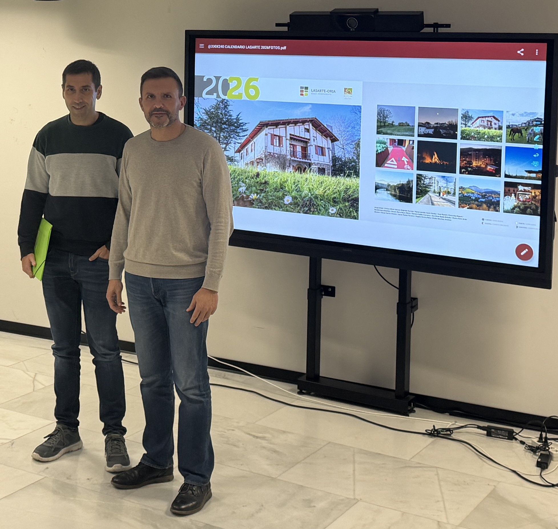 El autor de la portada, junto al alcalde