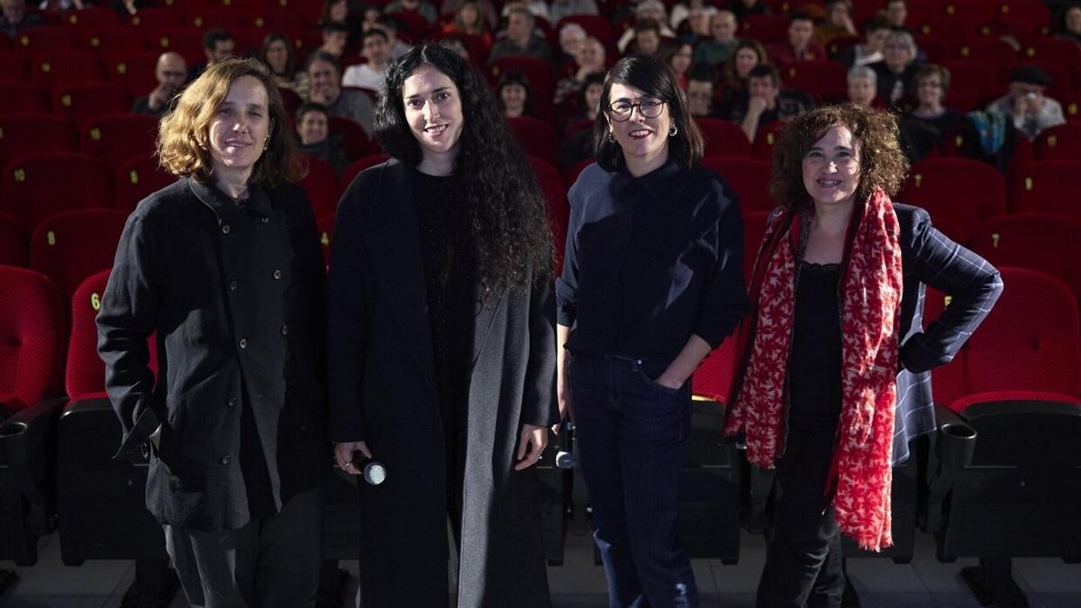 De i a d, la productora Marian Fernández Pascal (Txintxua Films), y las cineastas Marina Lameiro, Arantza Santesteban y Mercedes Álvarez, retratadas en una sala de Golem Baiona con motivo del estreno del documental '918 GAU'.