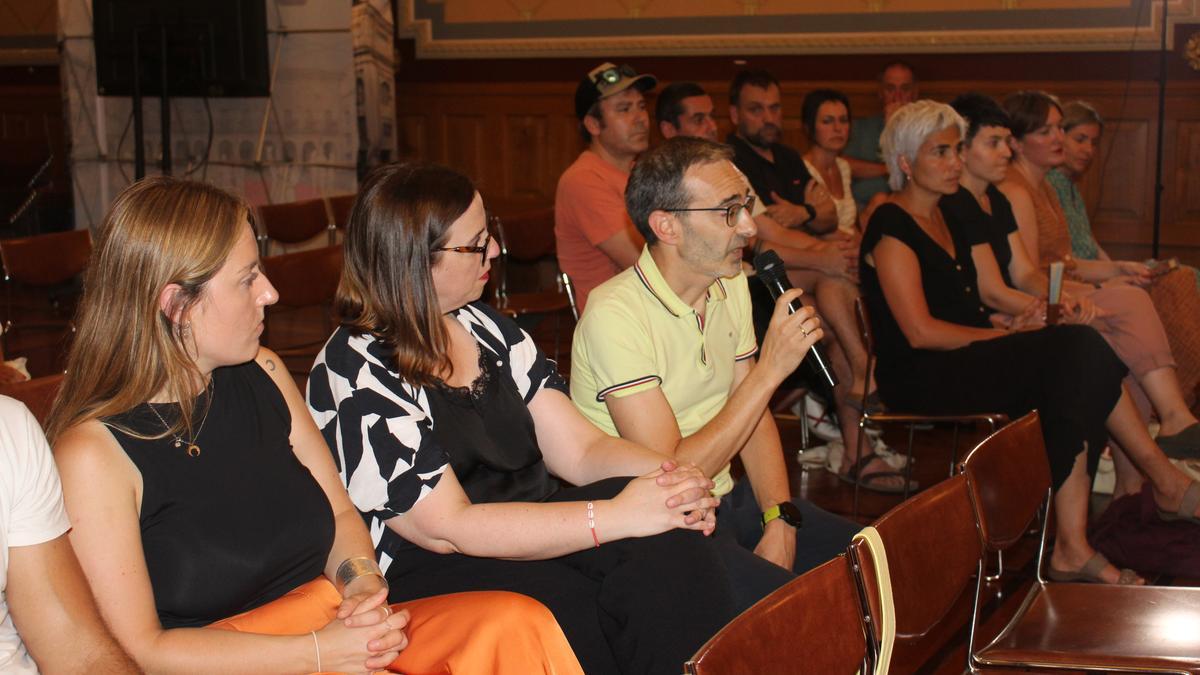 Una representación de la ikastola Aranzadi estuvo presente en la sesión plenaria.