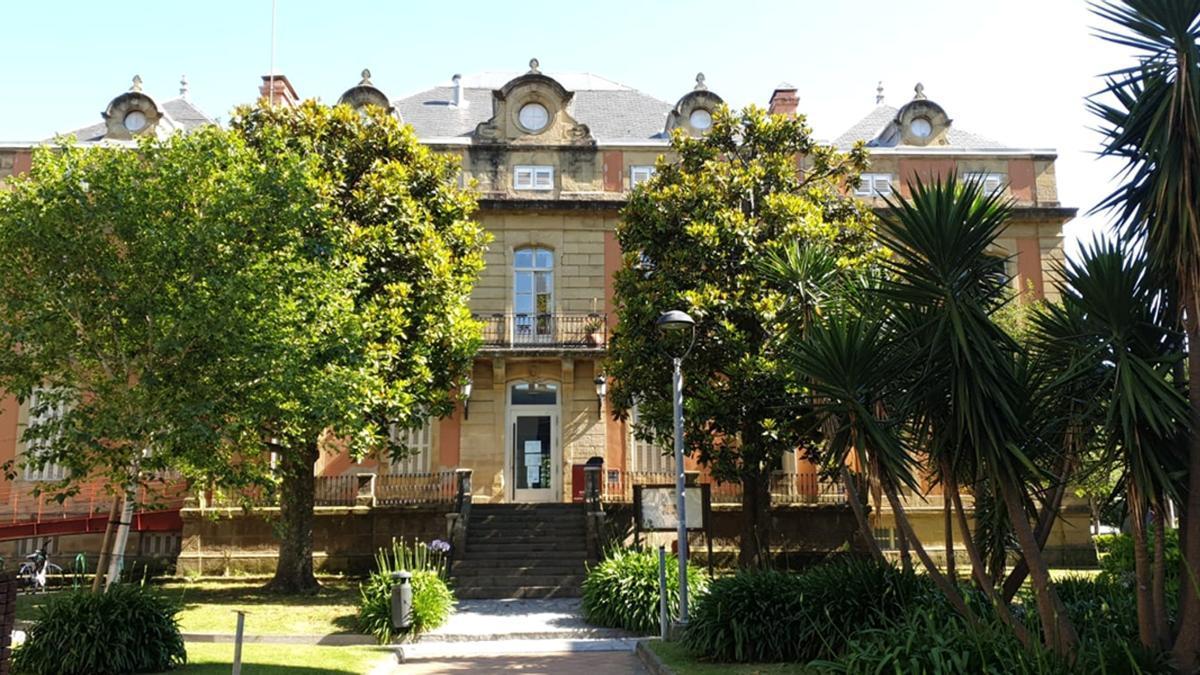 Exterior del edificio de Sanz Enea en Zarautz, donde se encuentra la Biblioteca Municipal.