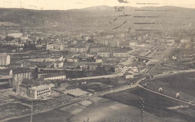 Vista de la villa desde la falda baja del Arraiz alrededor de 1920 donde se ve Ametzola y La Casilla en primer término.