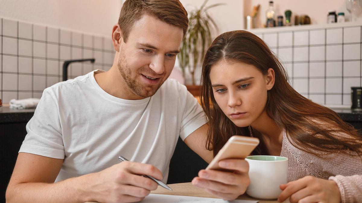 Una pareja joven hace números antes de la boda.