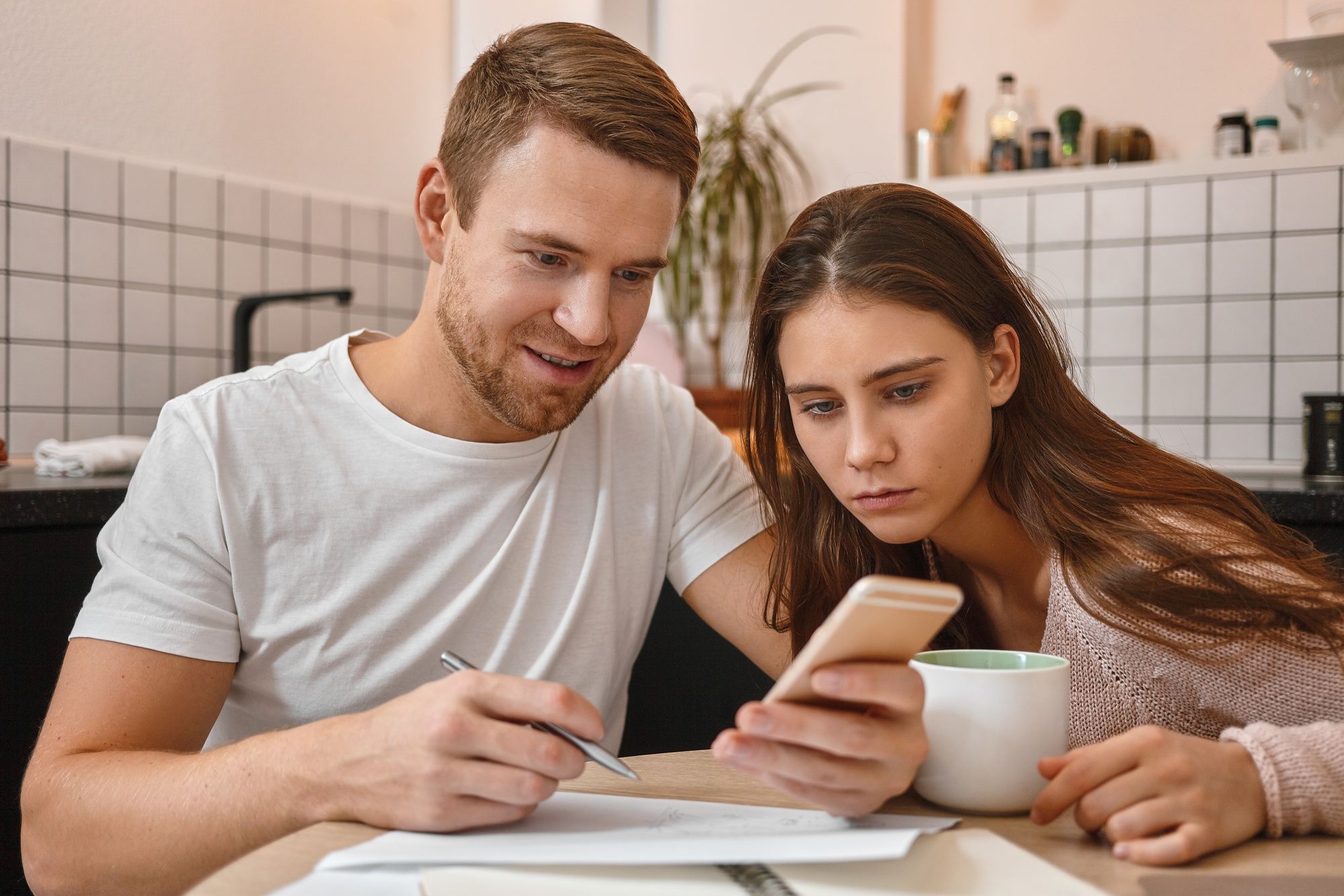 Una pareja joven hace números antes de la boda.
