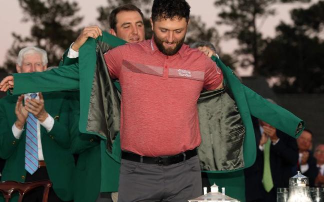 Instante en el que Rahm se viste con la chaqueta verde que le acredita como ganador del Masters de Augusta