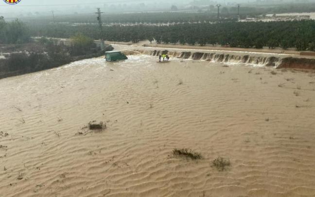 Imagen del rescate de un camionero atrapado por la riada en Valencia